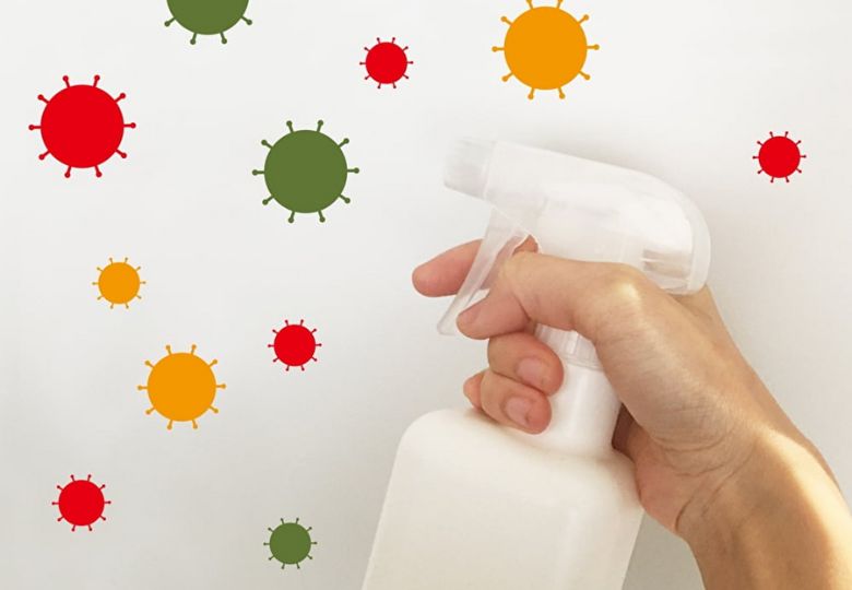 Làm sạch giấy dán tường dính vết mốc
