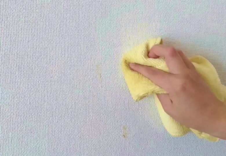 Giấy dán tường bị dính vết bẩn nhẹ
