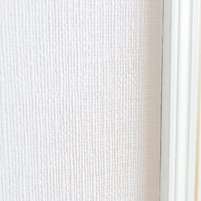 Giấy dán tường Lilycolor 17-305 – Màu trắng kem