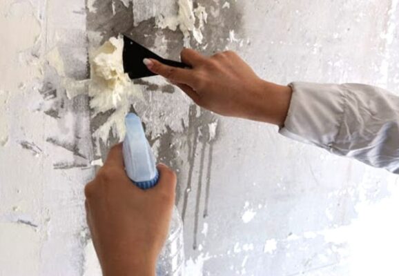 Bóc gỡ giấy dán tường bằng cách sử dụng nước tẩy rửa