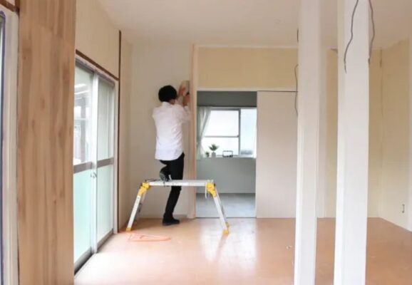 Việc dán giấy dán tường không đúng kỹ thuật có thể dẫn đến tình trạng bị tróc sơn