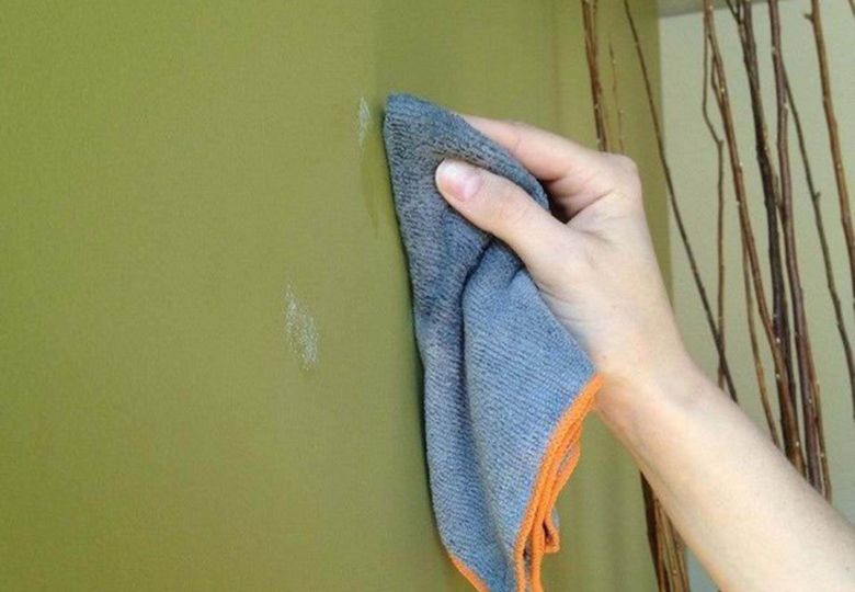 Sử dụng khăn làm sạch vết ẩm mốc