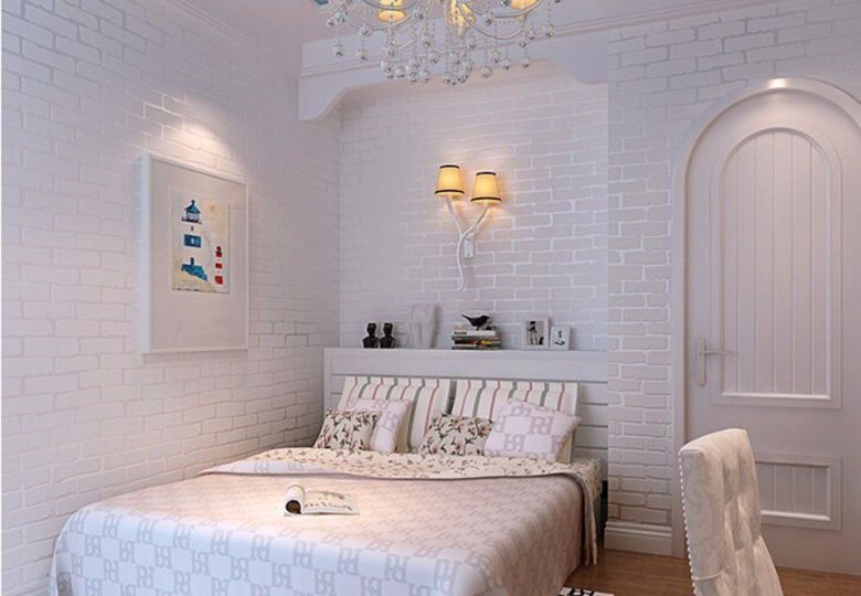 Phòng ngủ nhỏ trở nên thoáng đãng với giấy dán tường giả gạch