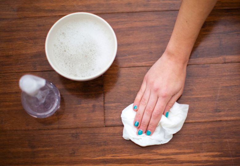 Cách tẩy sạch keo dán sàn nhựa