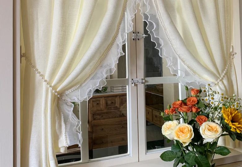 Rèm cửa màu vàng kem