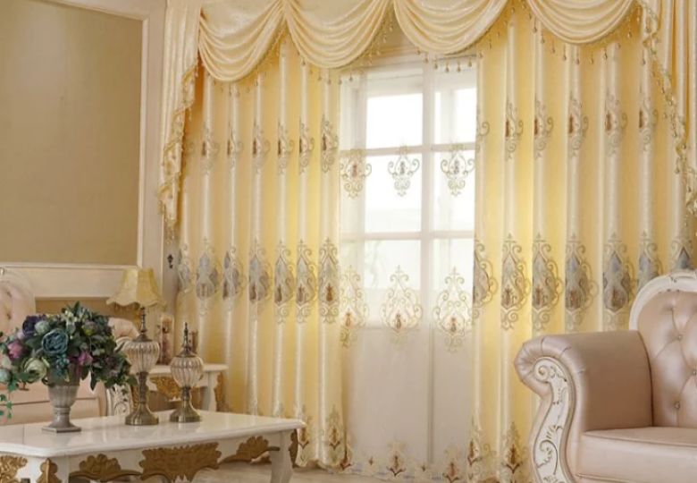 Rèm cửa màu vàng kem sang trọng và hiện đại