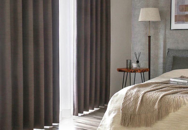 Không gian phòng ngủ sử dụng rèm vải ngăn lạnh điều hòa cản gió tốt