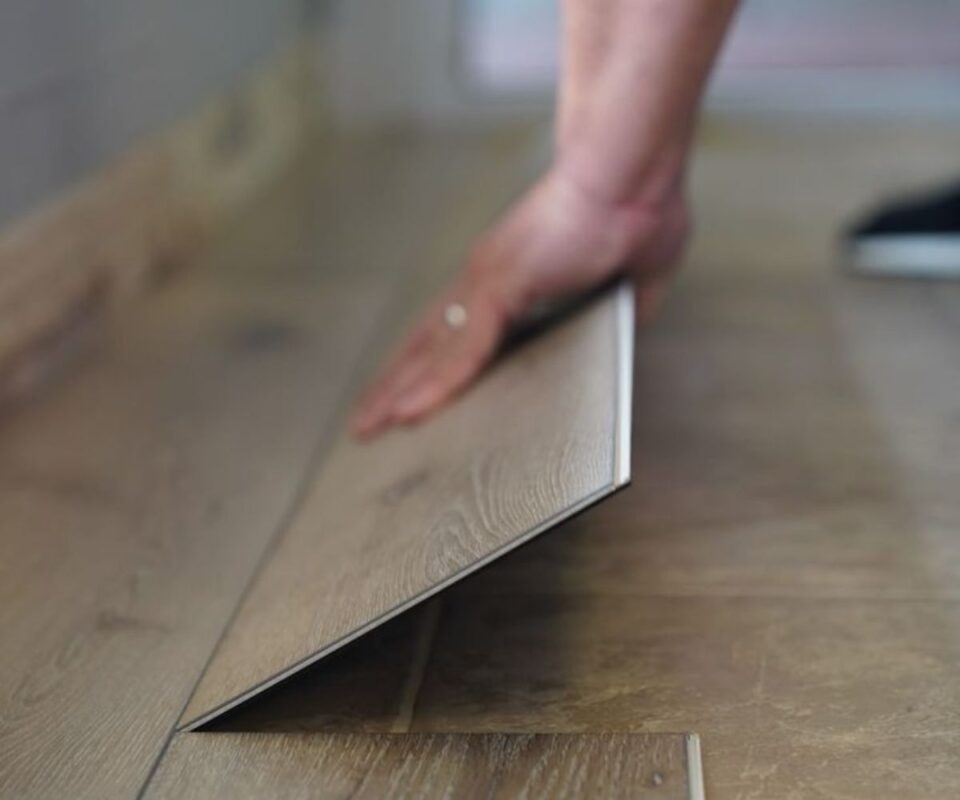 Nguyên nhân và cách khắc phục sàn nhựa giả gỗ bị phồng