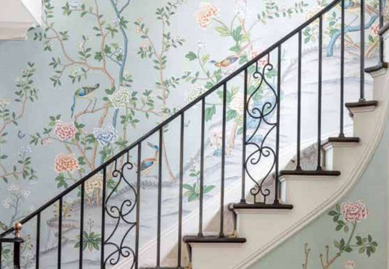 Hoa văn mềm mại mang đến vẻ đẹp nhẹ nhàng cho tường cầu thang