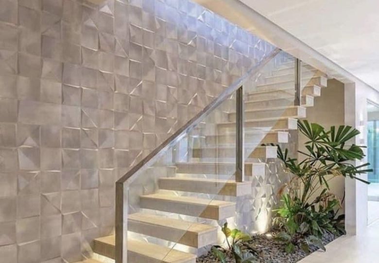 Giấy dán tường giả đá xám lạnh, tạo chiều sâu cho khu vực cầu thang