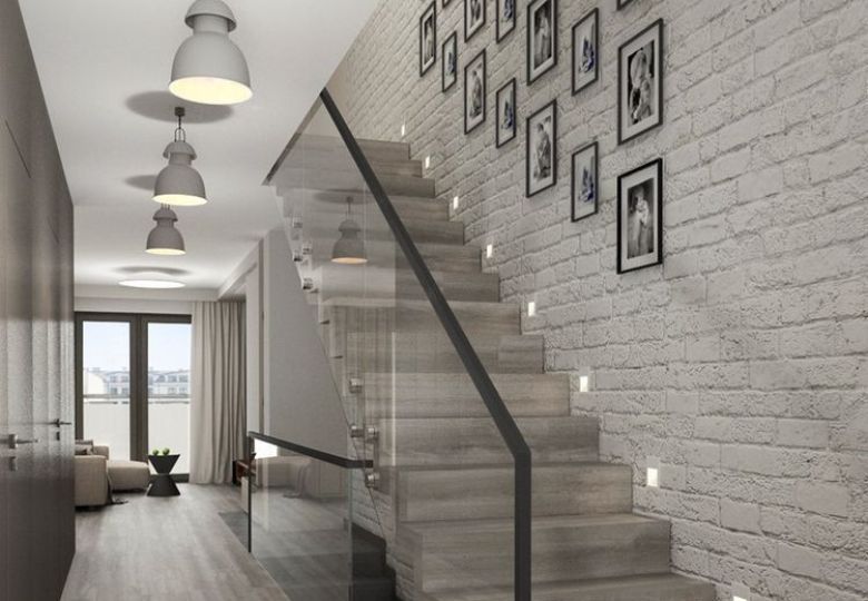 Cầu thang nổi bật với giấy dán tường vân đá trắng xám hiện đại