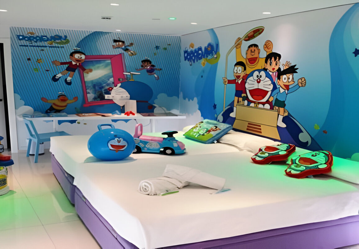 Mẫu giấy dán tường phòng ngủ Doremon và những người bạn