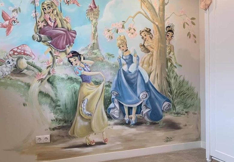 Biến phòng ngủ bé gái thành xứ sở cổ tích với giấy dán tường công chúa Disney