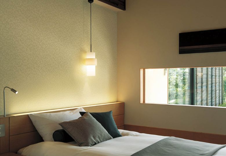 Giấy dán tường trơn mang đến vẻ đẹp đơn giản và tinh khôi cho phòng cưới