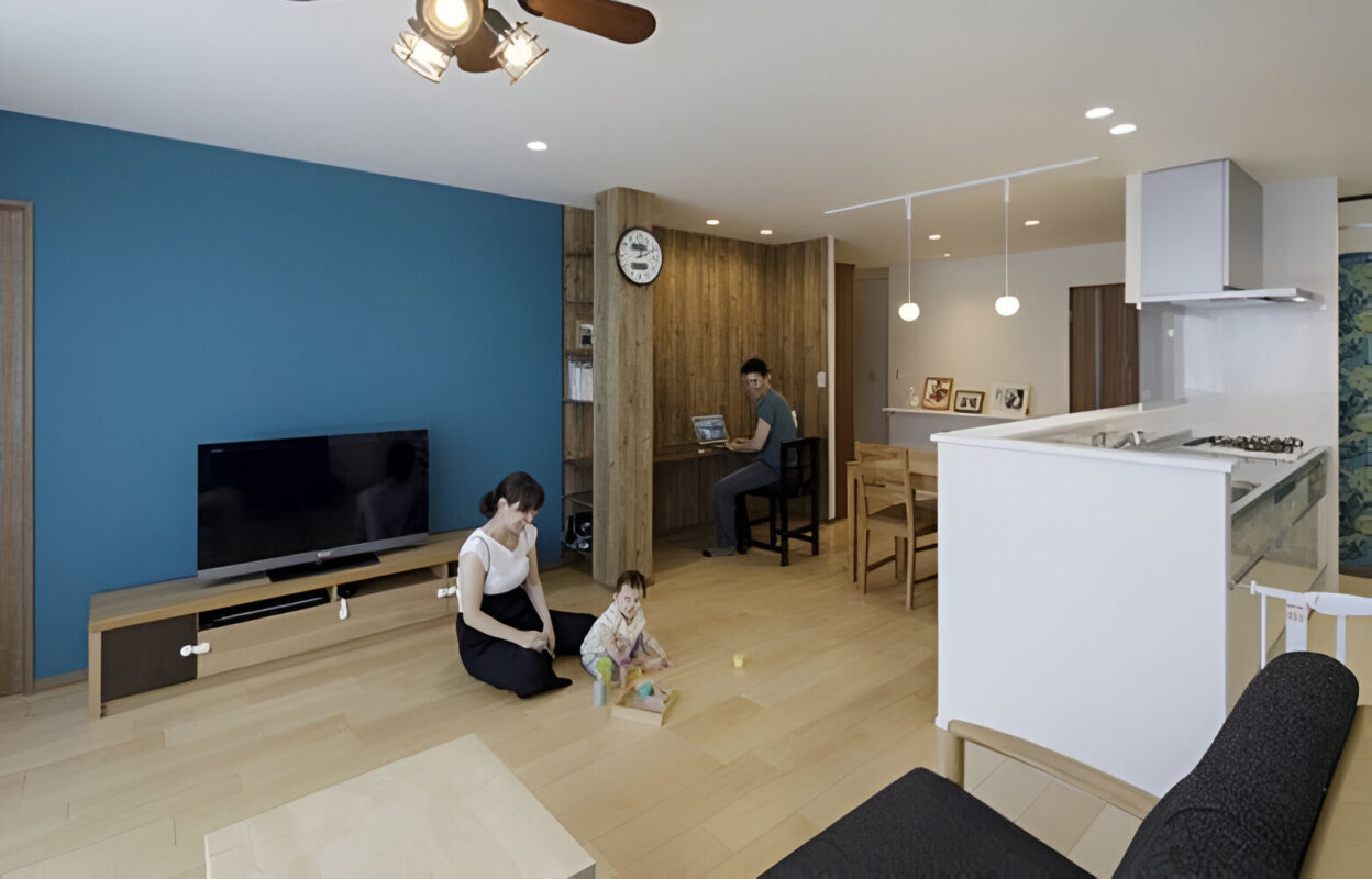 Nên chọn màu giấy dán tường đậm làm điểm nhấn