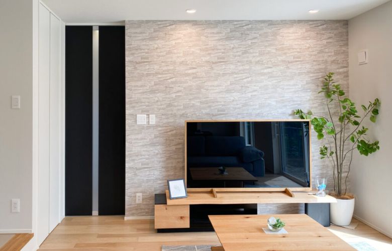 Màu ghi xám tạo điểm nhấn cho tường tivi