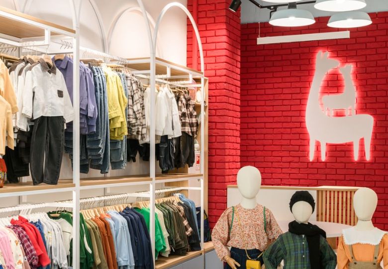 Mẫu giấy dán tường shop quần áo