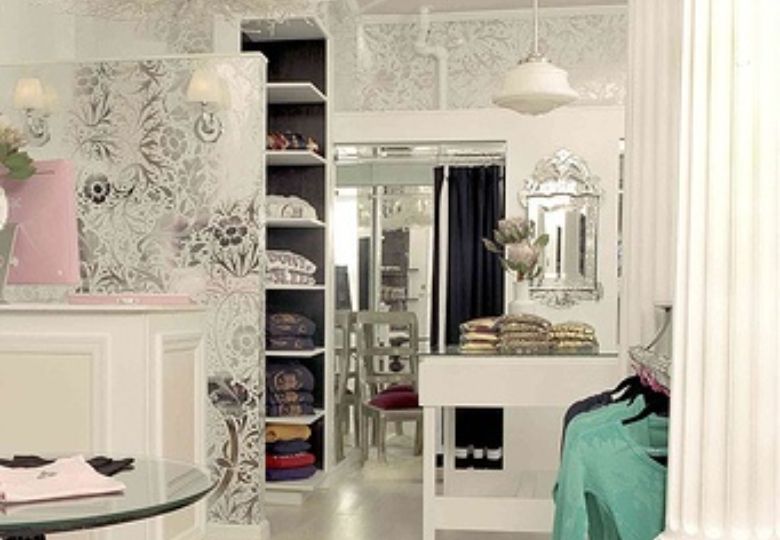 Mẫu giấy dán tường shop quần áo