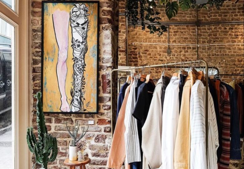 mẫu giấy dán tường shop quần áo