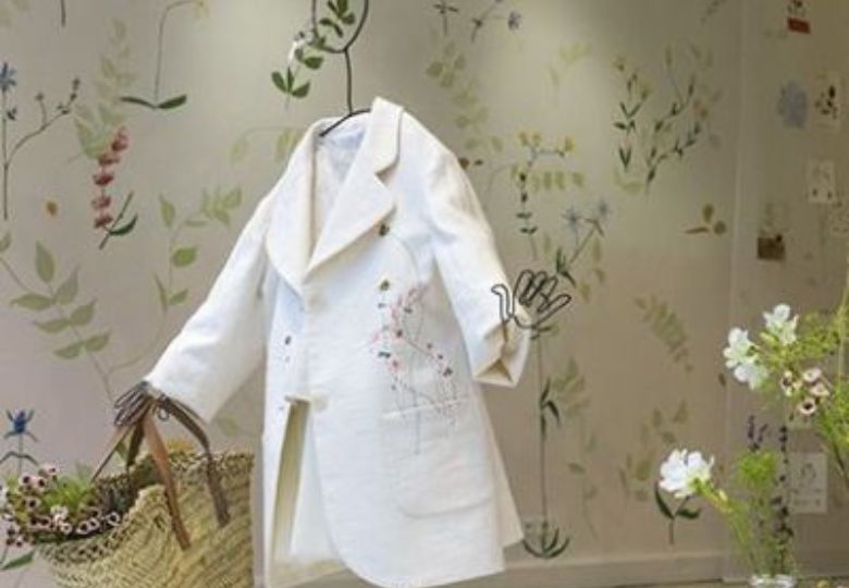 Mẫu giấy dán tường shop quần áo