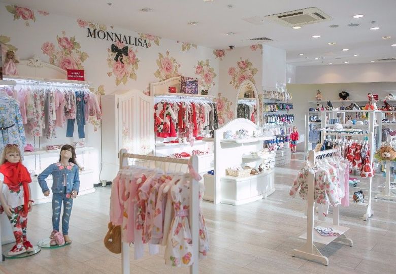 Mẫu giấy dán tường shop quần áo