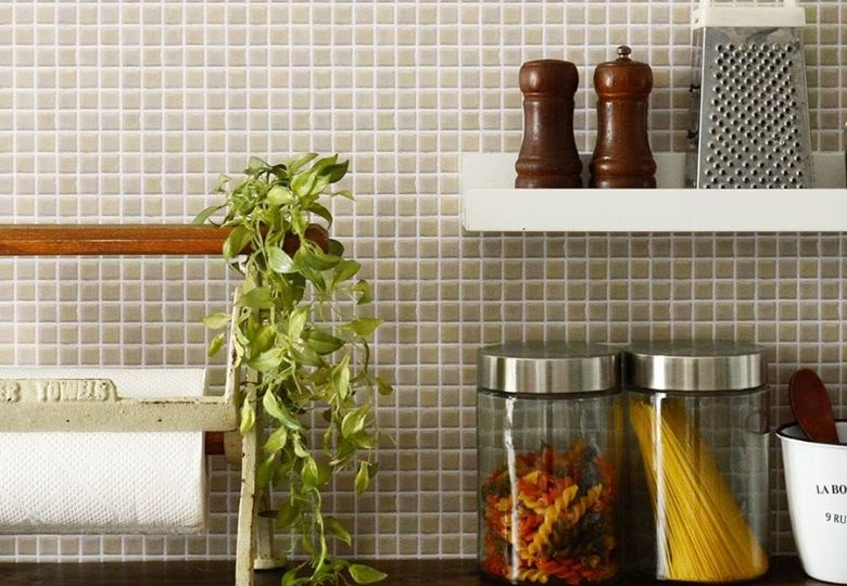 Giấy dán tường họa tiết ô vuông nhỏ – phong cách hình học hiện đại và sáng tạo