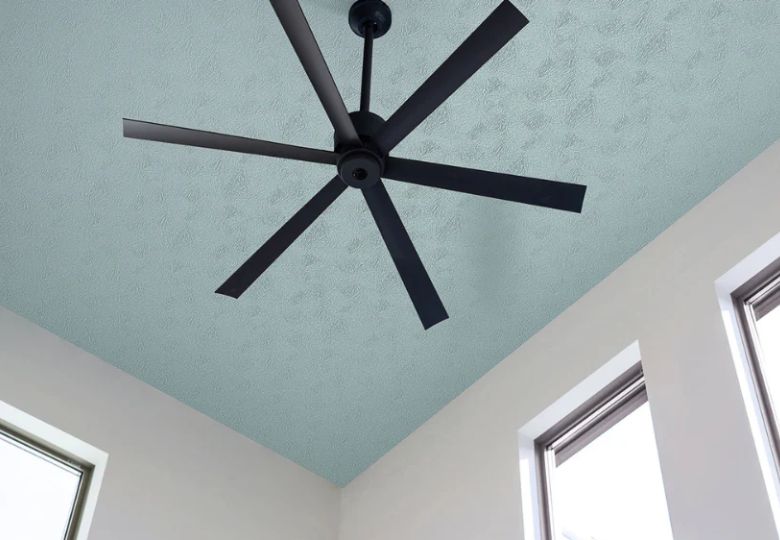Giấy dán tường màu xanh dịu mắt, mang lại cảm giác thư giãn và dễ chịu