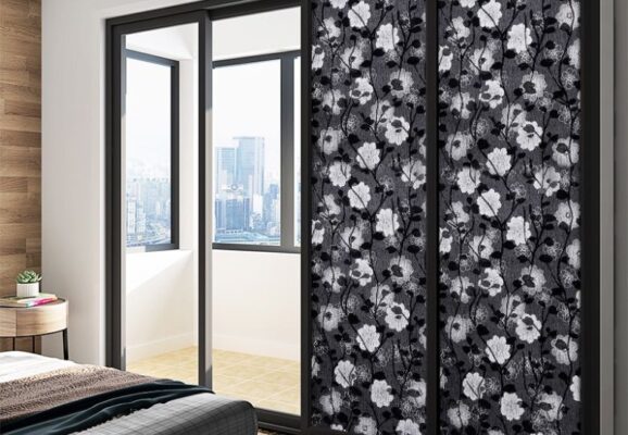 Giấy dán tường có dán kính được không? Hướng dẫn chi tiết từ A-Z