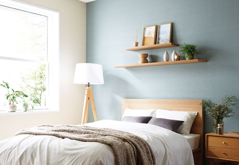 Giấy dán tường đơn sắc tạo điểm nhấn nhẹ nhàng cho phòng ngủ