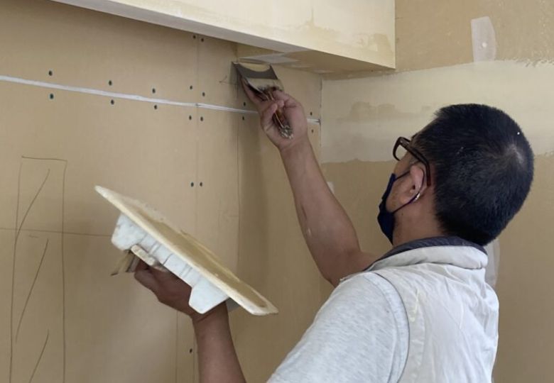 Chuẩn bị bề mặt tường đảm bảo giúp giấy sử dụng được lâu bền