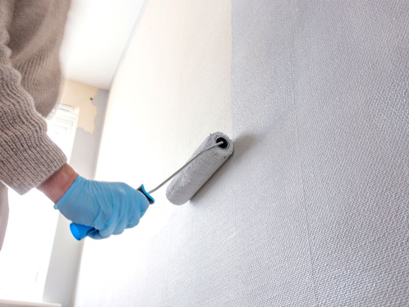 sơn đè lên giấy dán tường