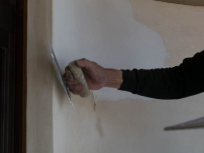 tường ẩm có dán giấy dán tường được không