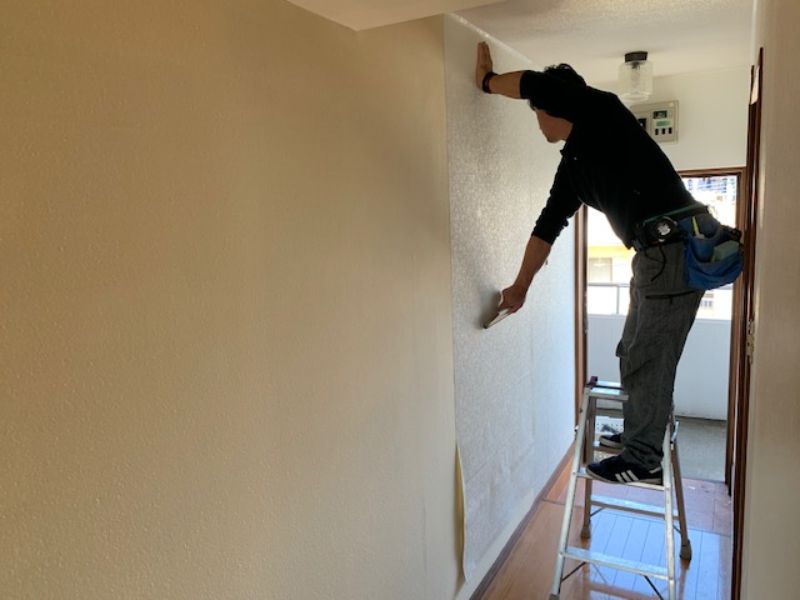 tường xi măng có dán giấy dán tường được không?