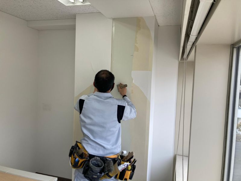 Tường xi măng có dán được giấy dán tường không?