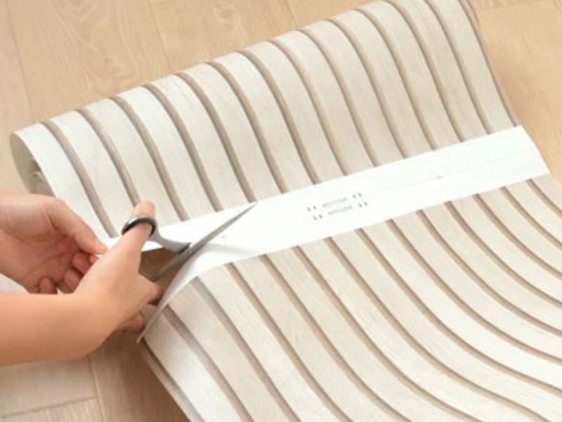 1. Cắt giấy dán tường theo các đường kẻ. Giữ nguyên phần số thứ tự của từng ô.