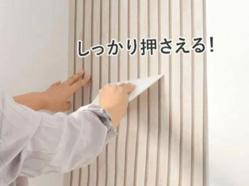 5. Lực ép không đủ mạnh có thể khiến giấy dán tường bị bong tróc, vì vậy hãy dùng dụng cụ miết phẳng để tạo lực ép chắc chắn mà không làm hỏng bề mặt giấy dán tường.