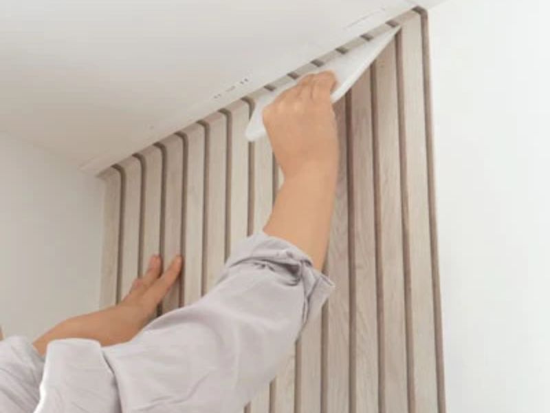 6. Dùng lược chải để cố định phần tóc thừa phía trên.