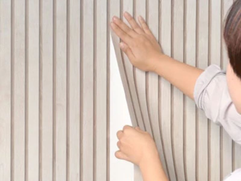 Dán miếng giấy dán tường thứ hai, căn chỉnh các cạnh. Nếu có hoa văn, hãy đảm bảo khớp với hoa văn đó. Dán giấy dán tường sao cho hai mặt chồng lên nhau khoảng 0,5 mm để tránh các khe hở ở các mối nối do sự giãn nở và co lại của giấy dán tường.