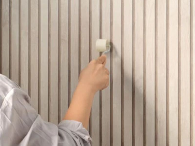 Đặt con lăn ép mối nối lên các mối nối để ép chặt chúng lại.