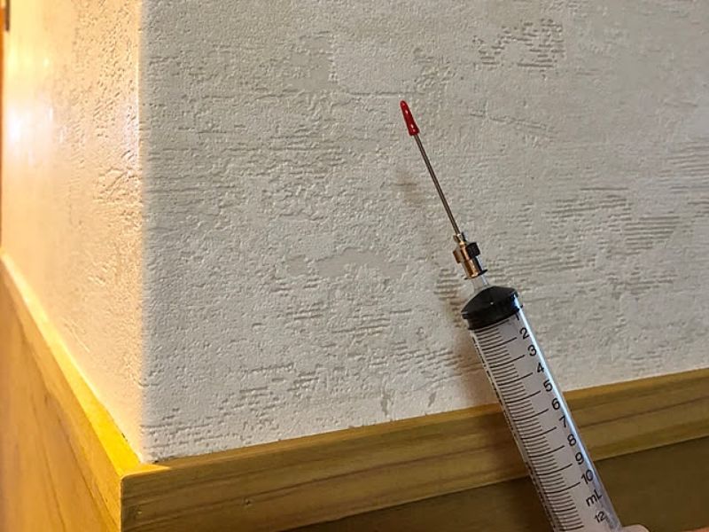 Sử dụng kim tiêm để hút phần giấy bị phồng