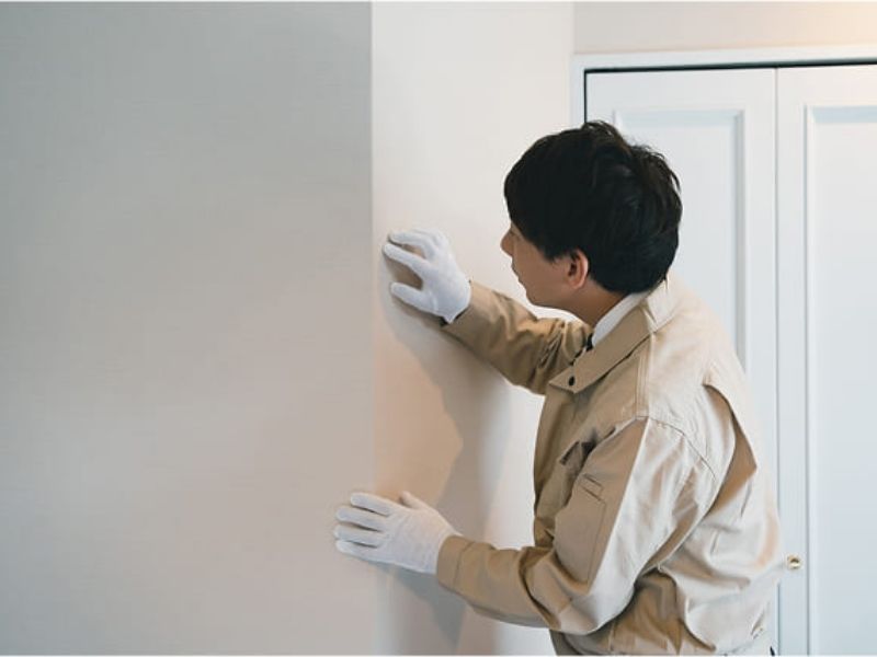 Gạt giấy dán tường phẳng sẽ giúp tường không bị nổi rộp