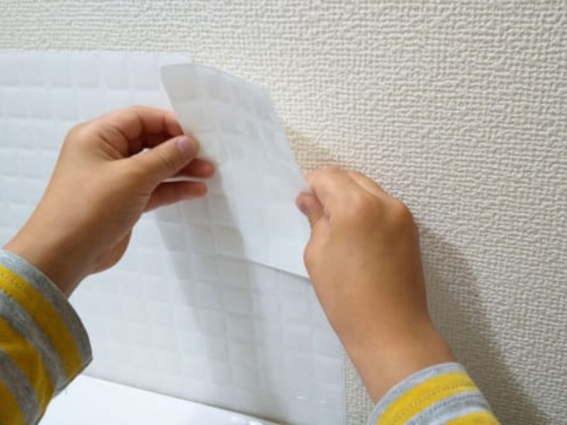 Giấy dán tường dán chồng lên nhau được không