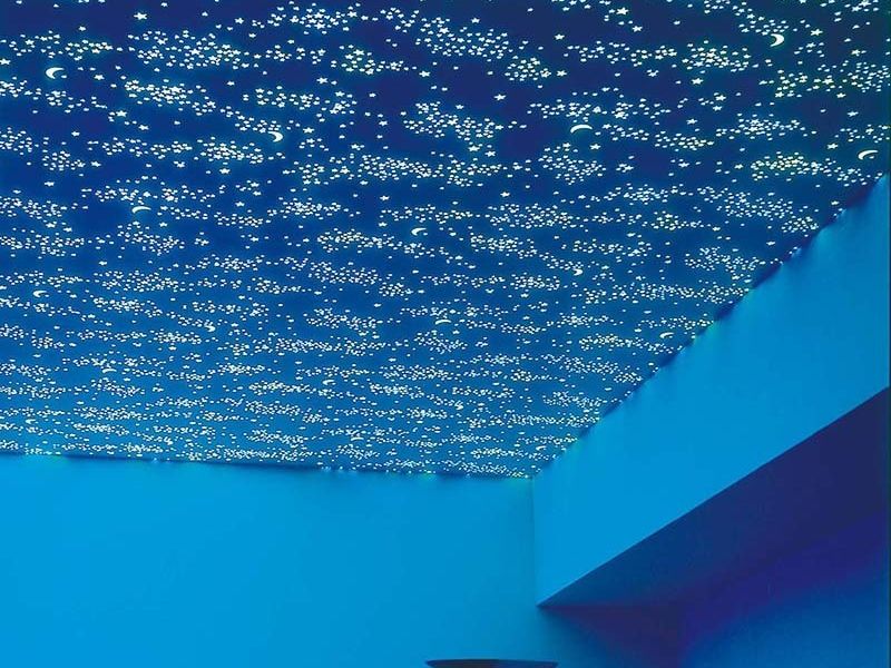 Biến trần nhà thành vũ trụ riêng tư với họa tiết ngôi sao và mặt trăng