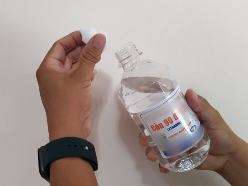 Sử dụng cồn trong việc tẩy keo dán tường
